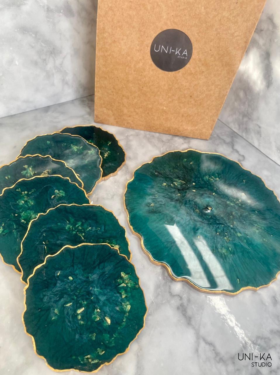 Set de 6 sous tasses avec un plat rond de 30 cm de diamètre  