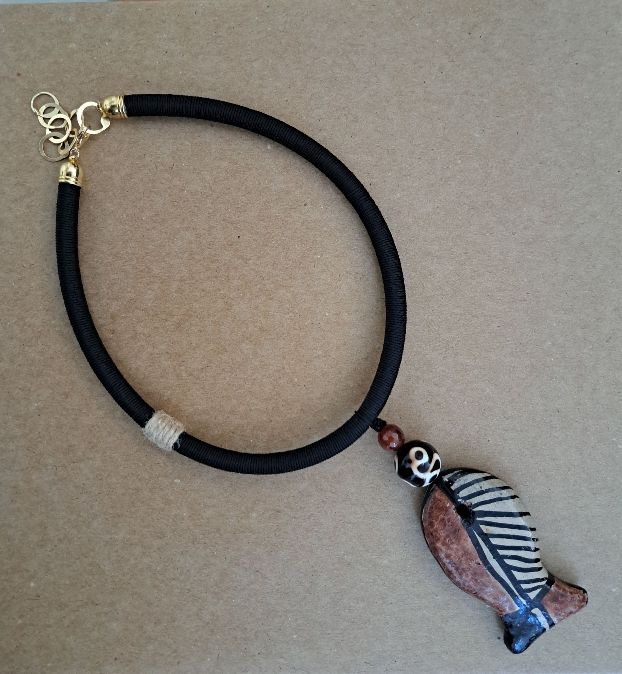 Collier poisson poterie