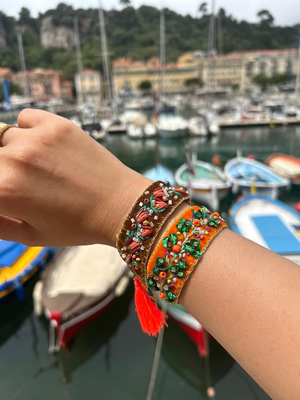 Bracelet brodé à la main