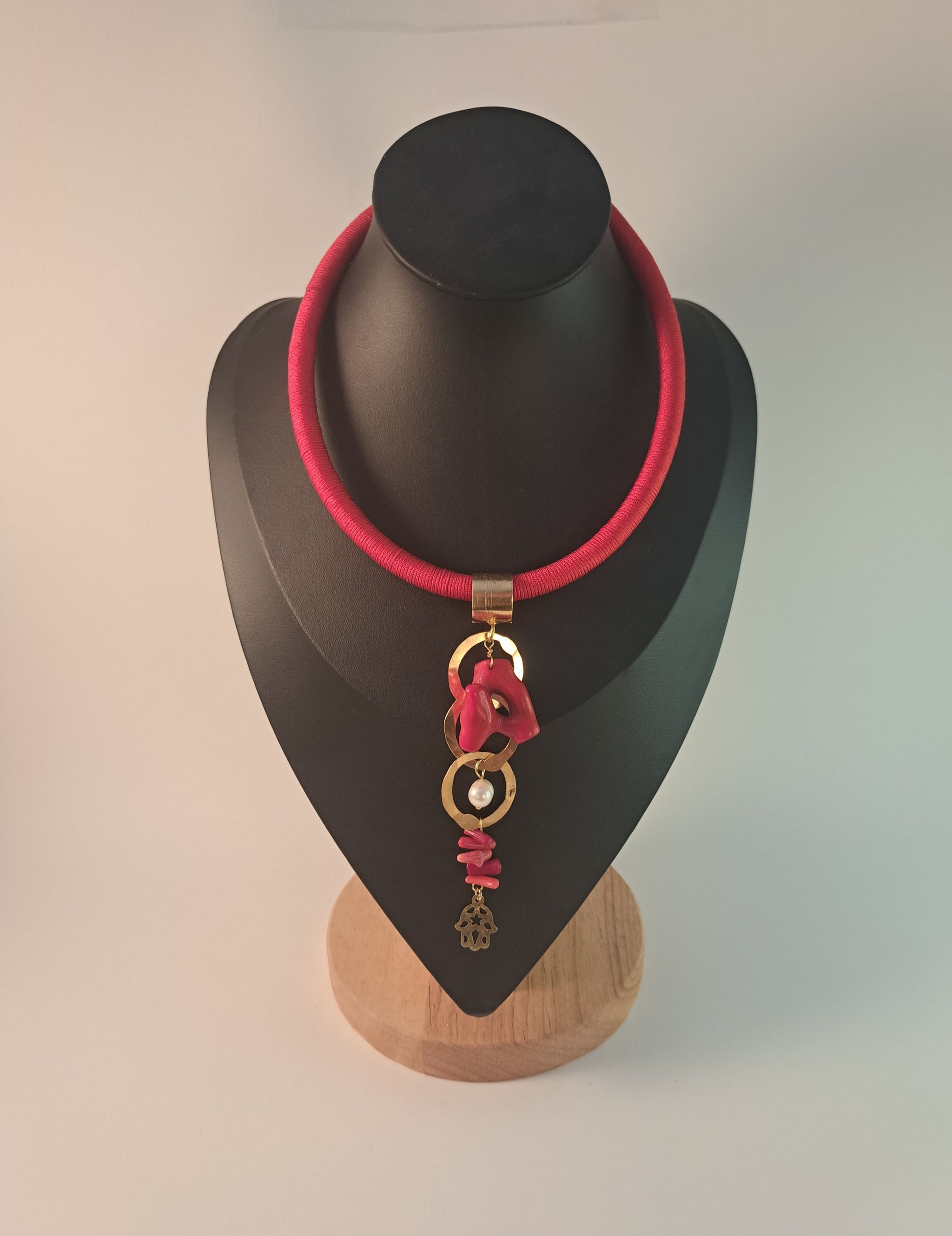 Collier rouge avec pendentif en corail, perle et rayhana