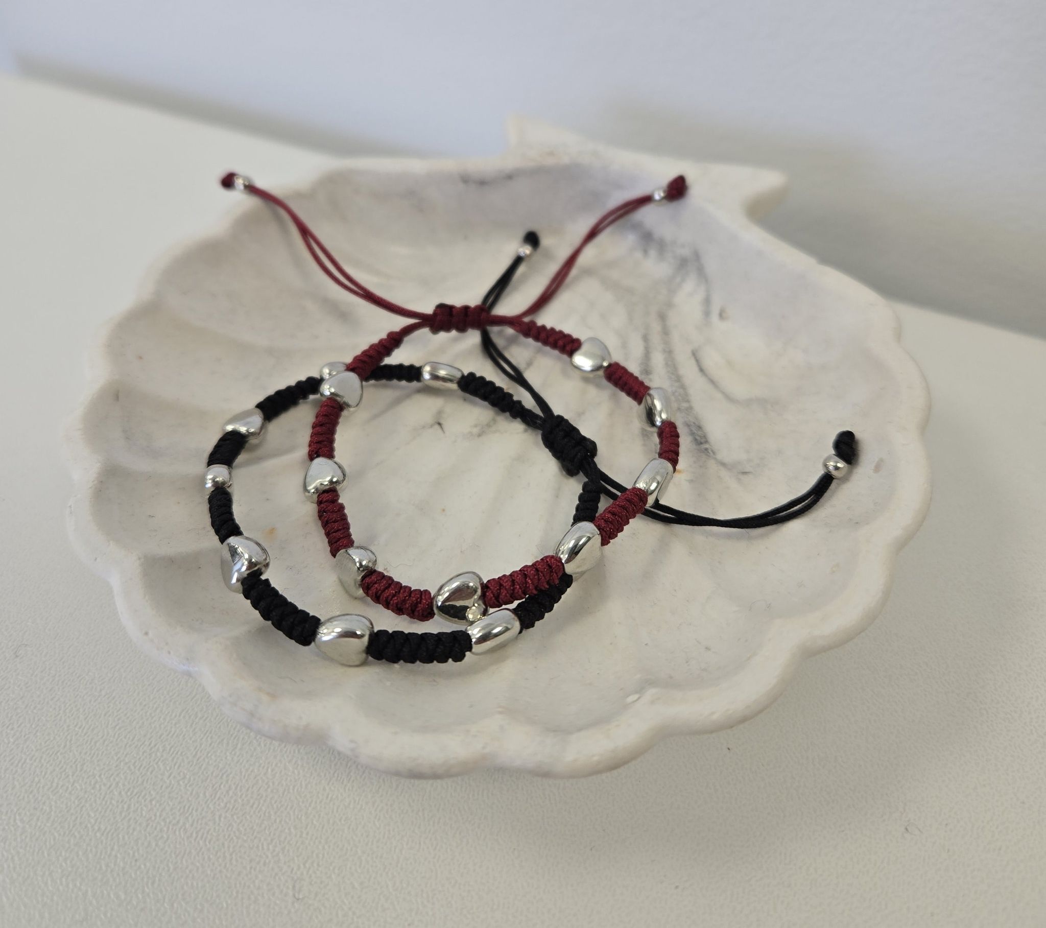 Bracelet tissé et motifs coeur 