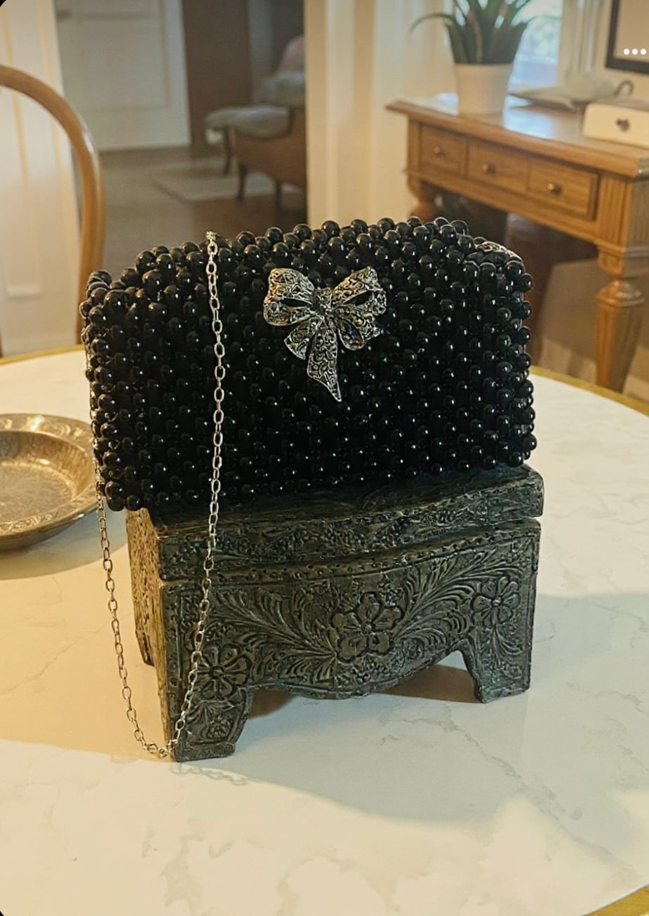 Sac en perle noire avec une belle broche 