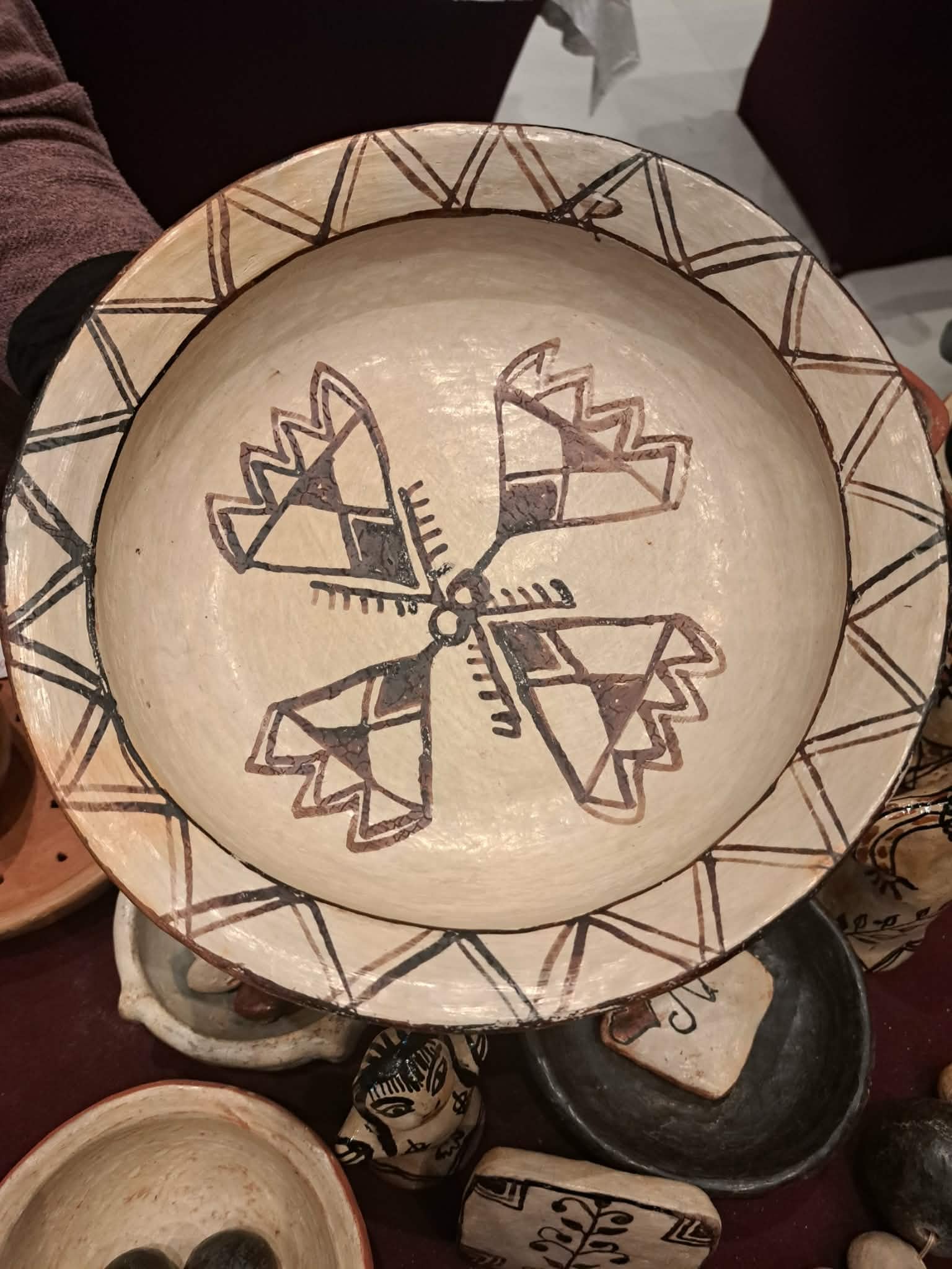 plat décoré en noir