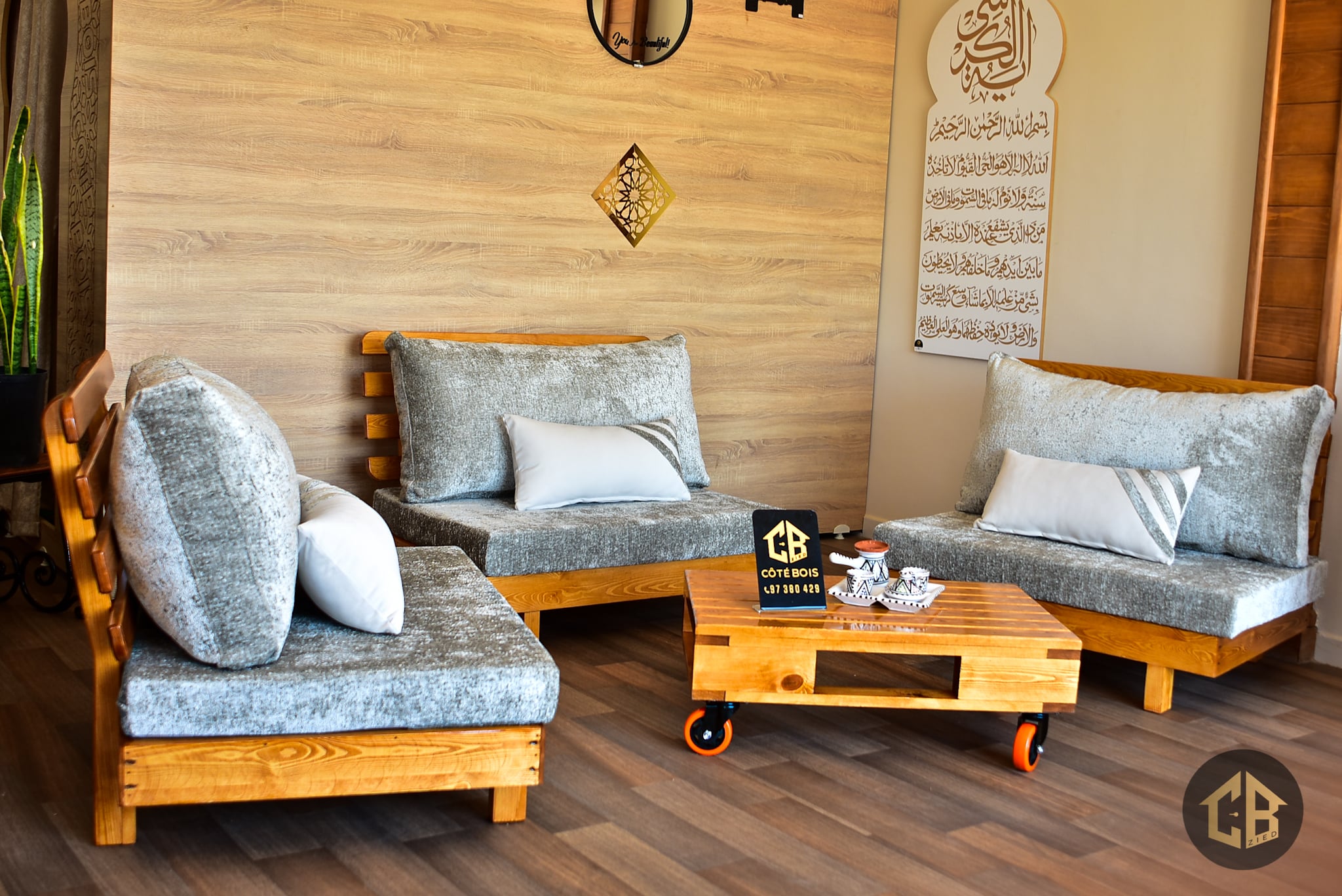 Salon en bois rouge avec tissu boucle