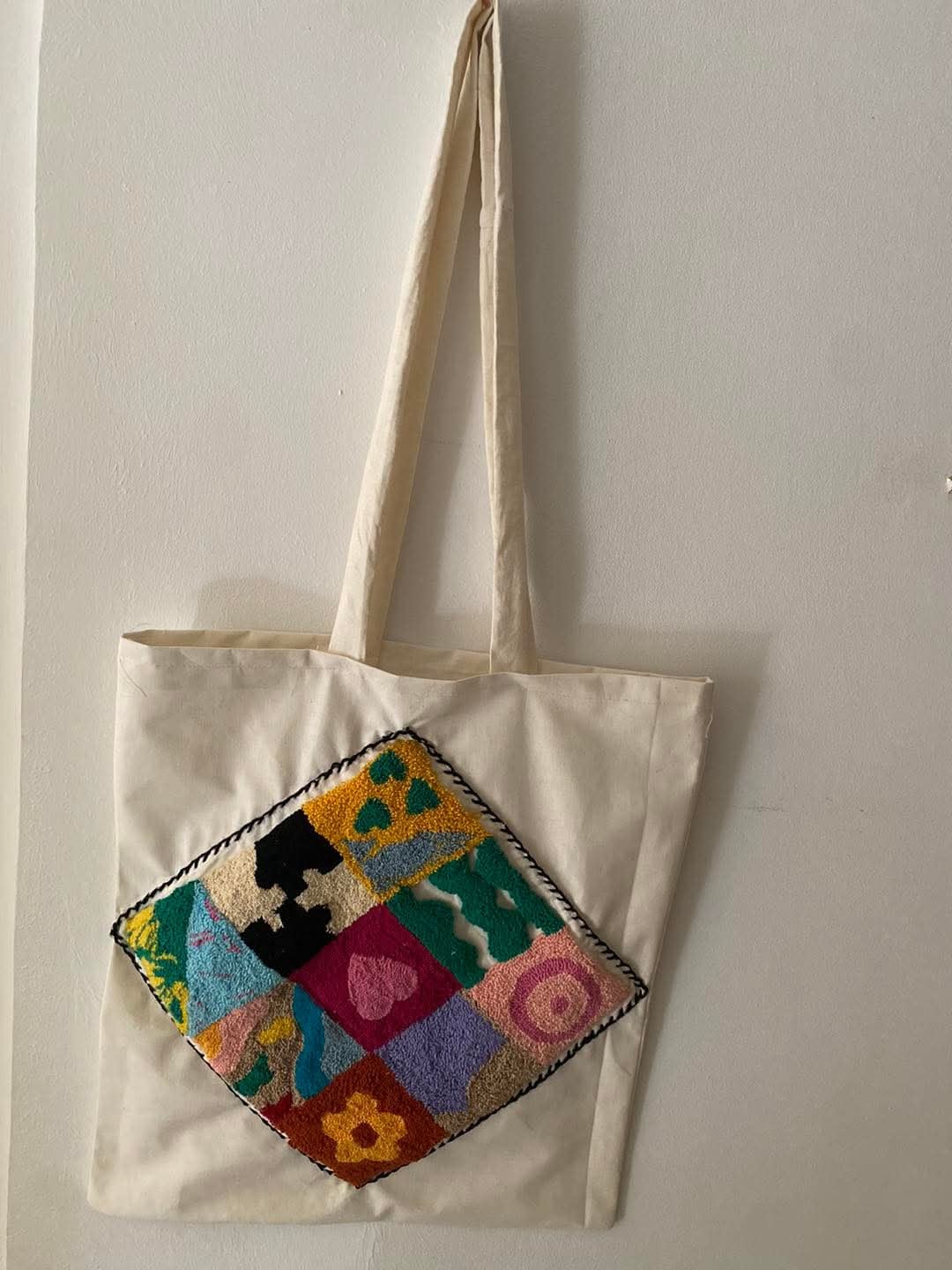 Tote bag brodé à la main