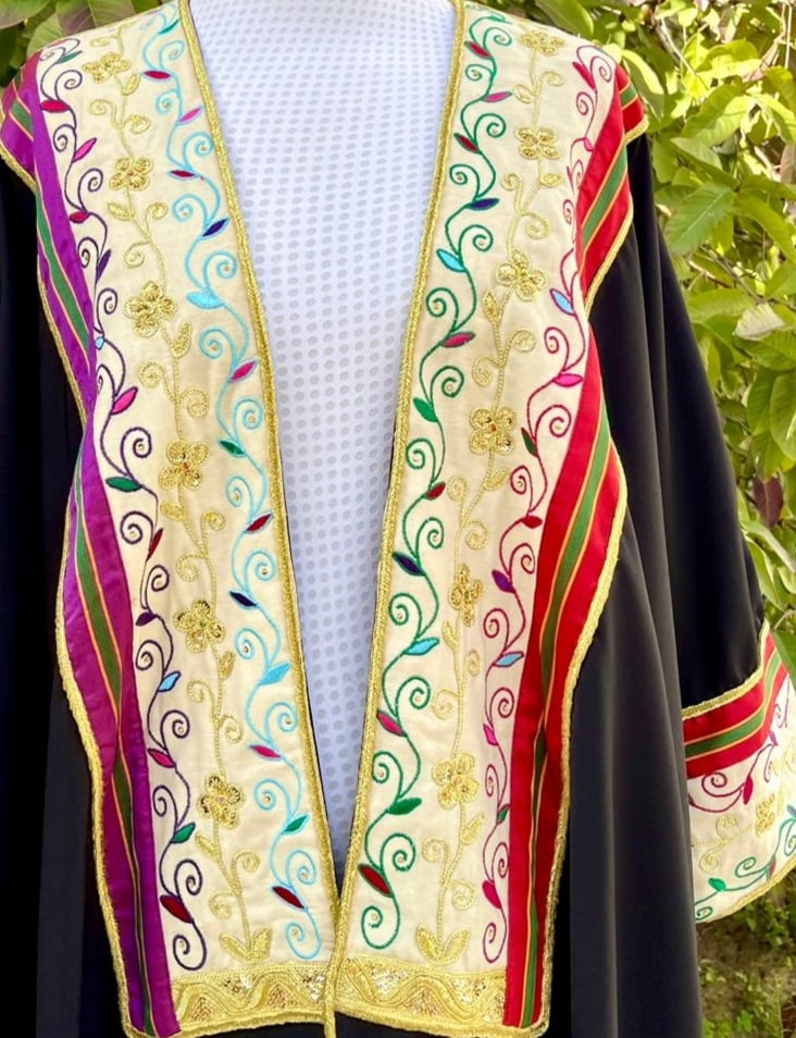 Abaya noire brodée à la main 