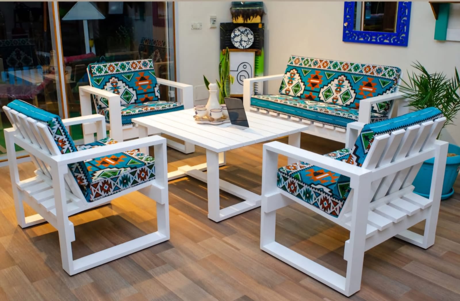 Salon en bois rouge avec tissu margoume